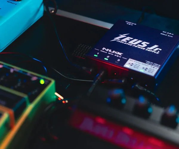 NU-X Zeus Jr. Guitar Pedal Power Supply with 6 Outputs